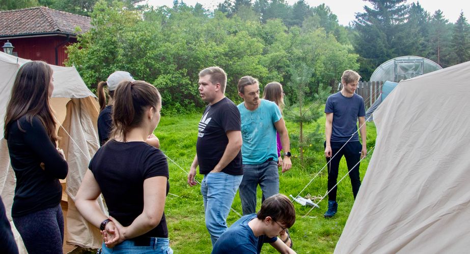 Samen tenten opzetten